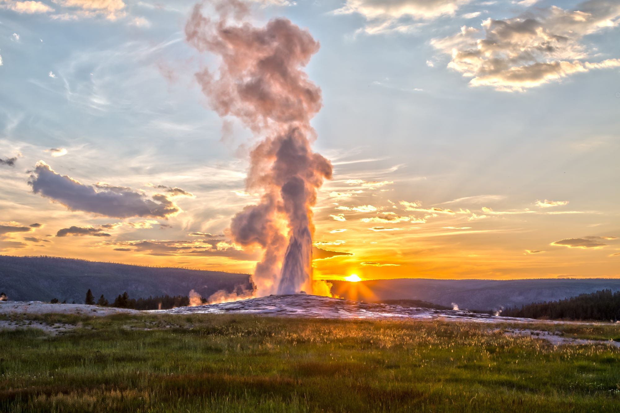 Yellowstone – Geyser Sunrise (Shutter)